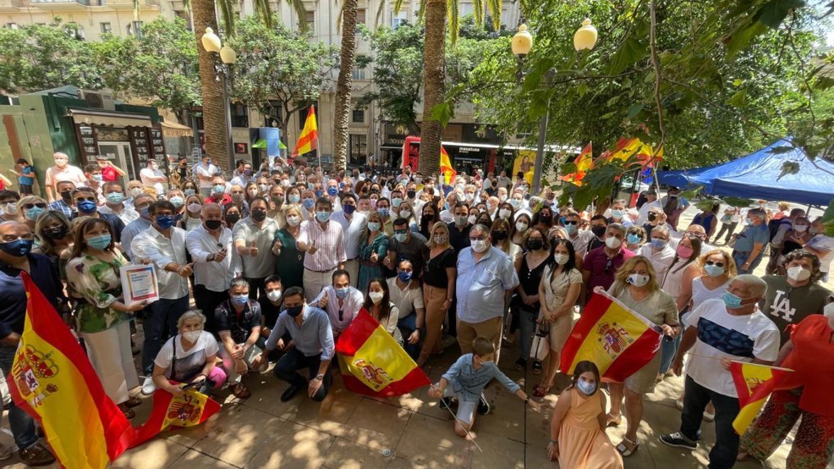 El Presidente del PP de Alicante ha asistido junto a otros políticos a la protesta contra los indultos del procés.