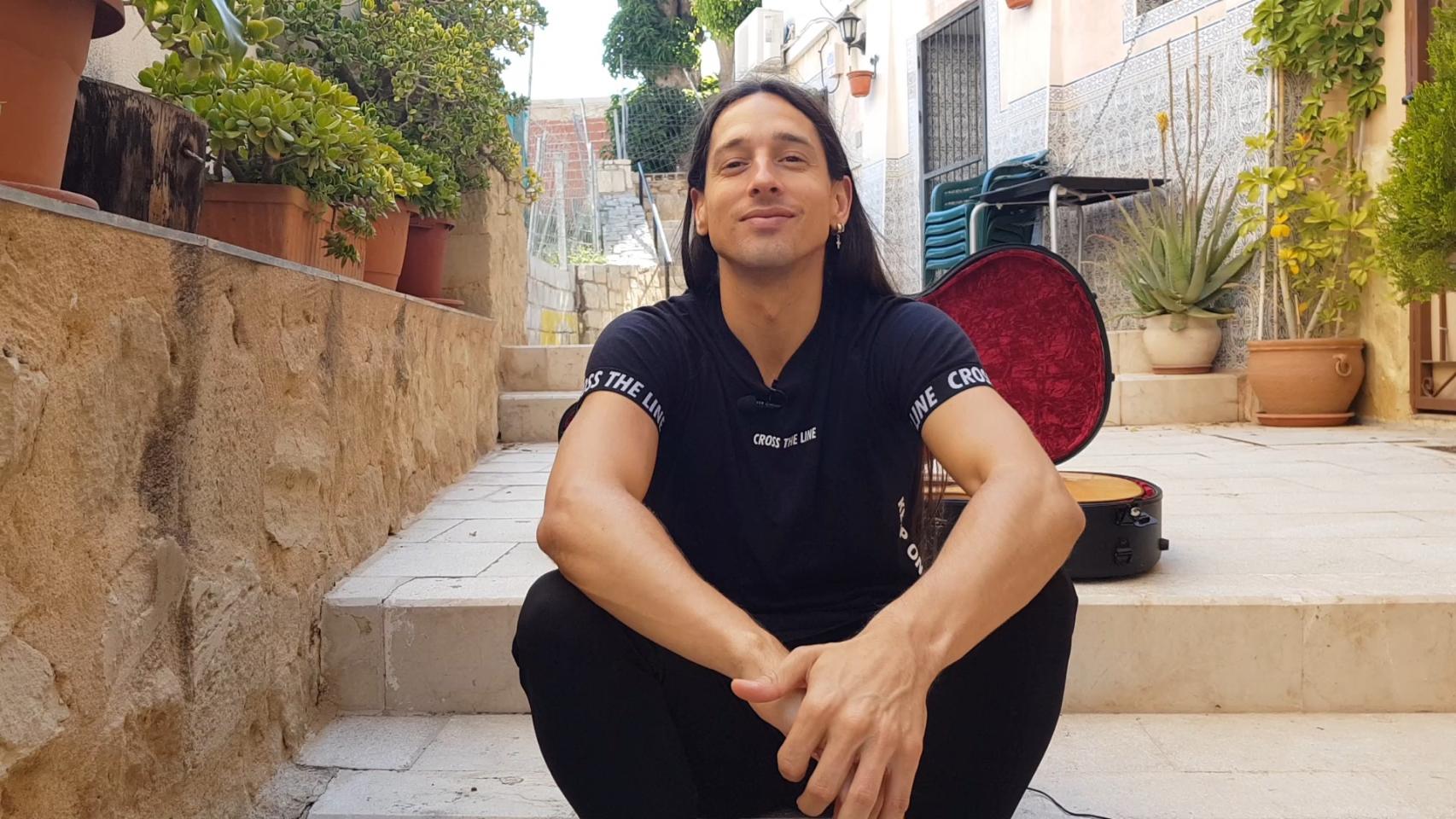 Carlos Salado es el impulsor de Uña y carne, un grupo de rumba neoquinqui.