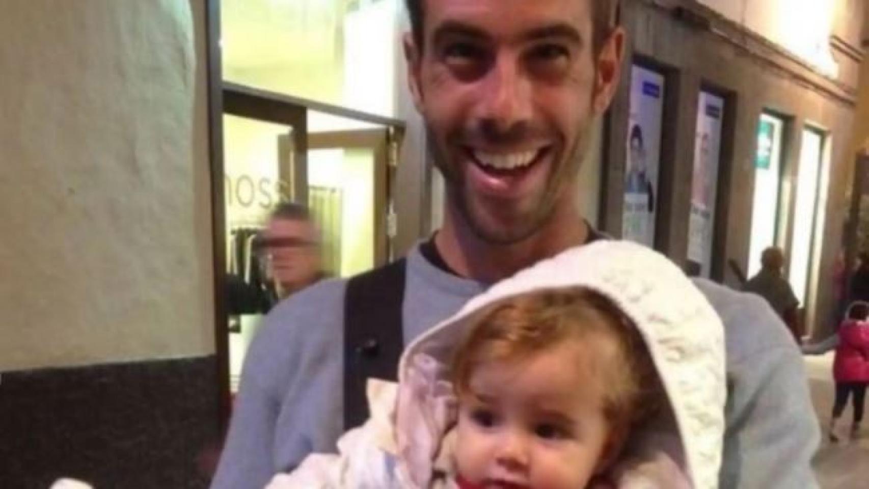 Tomás Gimeno junto a su hija Anna, de un año.