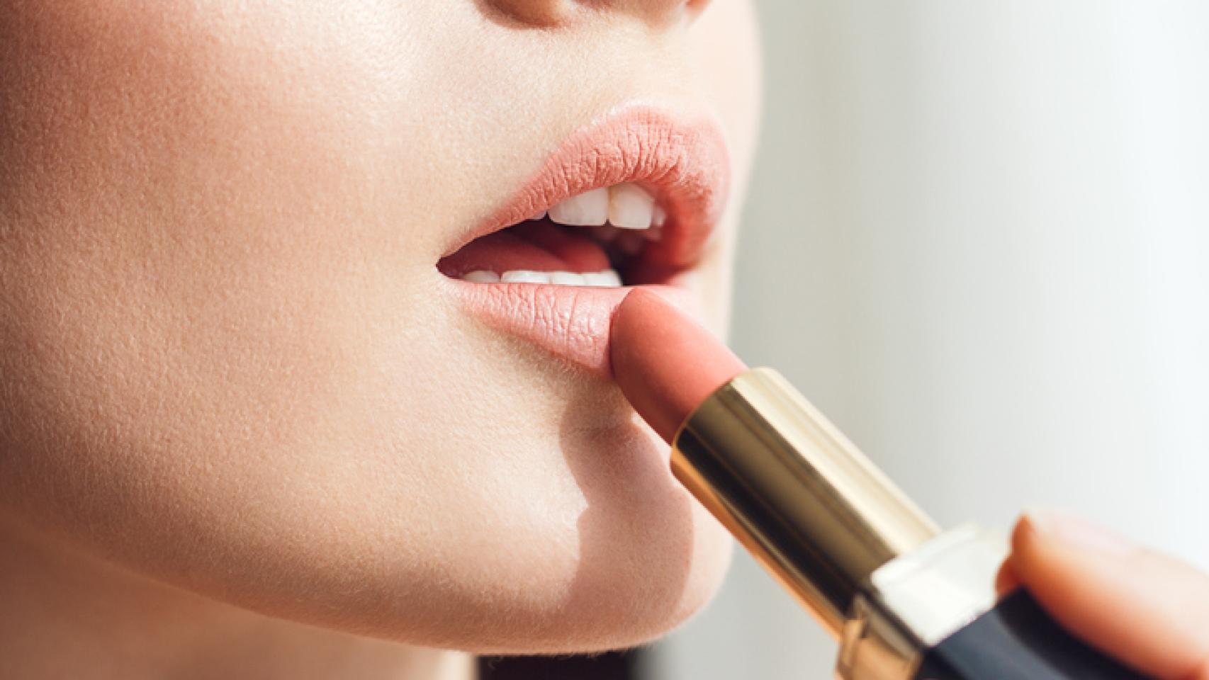 Aprende a maquillar tus labios según su forma.