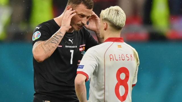 Marko Arnautovic y Ezgjan Alioski, durante el Austria - Macedonia