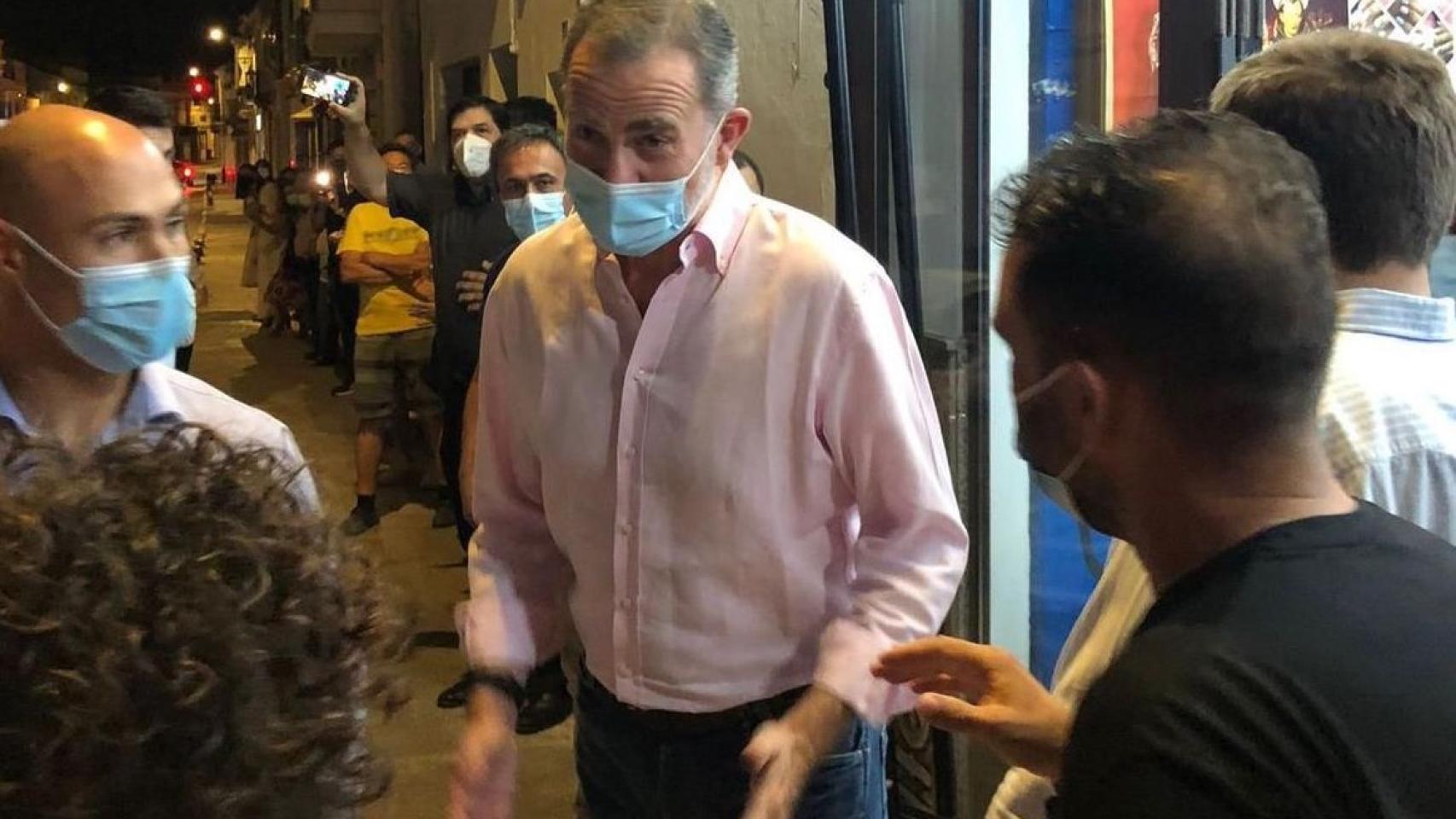 Felipe VI, en la puerta de la Mazaroca, la bodega de Arahal donde cenó este domingo.