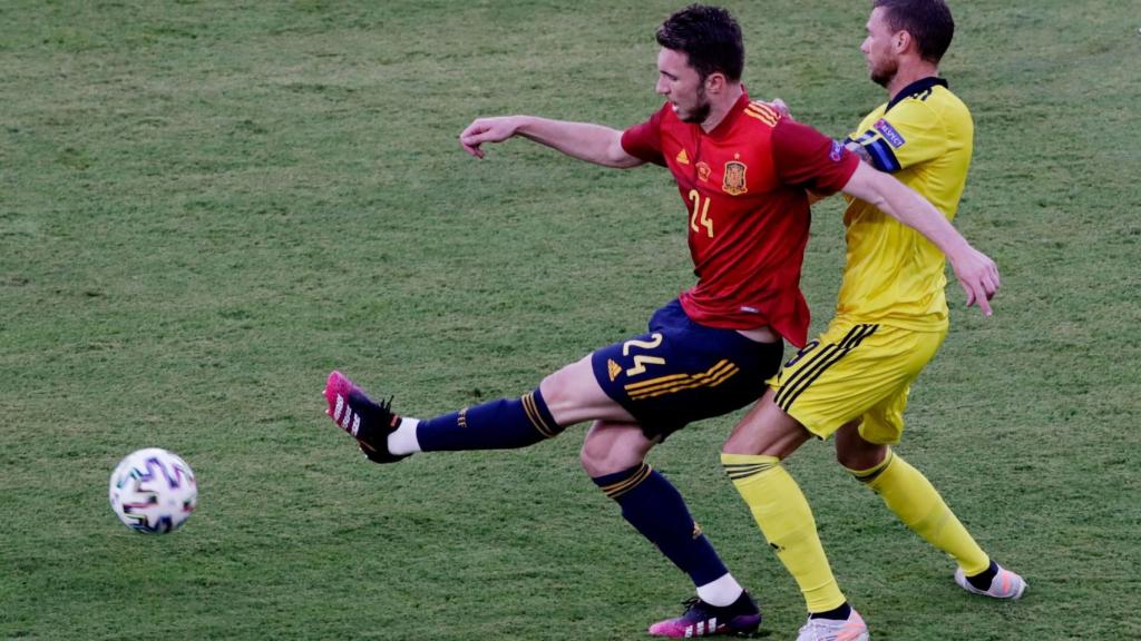 Laporte busca el pase a un compañero para evitar la presión de Marcus Berg