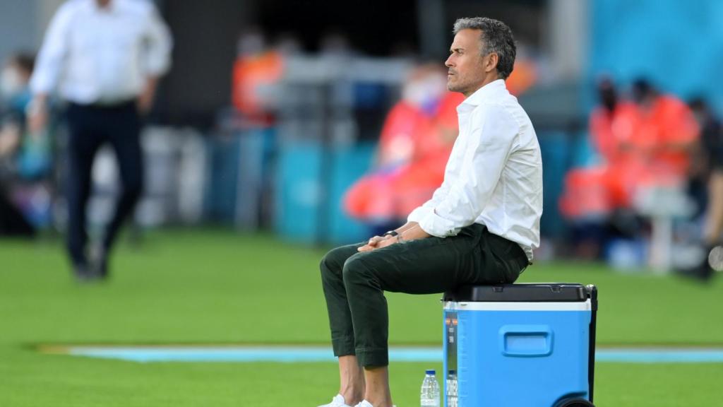 Luis Enrique, sentado en una nevera, siguiendo el España - Suecia desde la banda