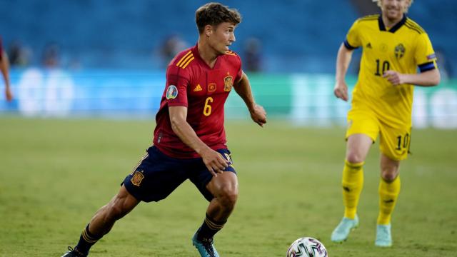 Marcos Llorente busca el pase al área de Suecia presionado por Emil Forsberg