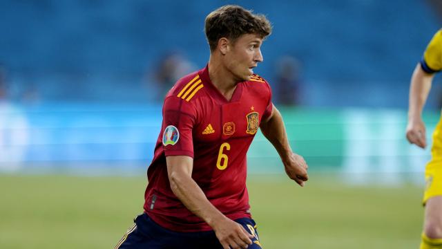 Marcos Llorente busca el pase al área de Suecia presionado por Emil Forsberg