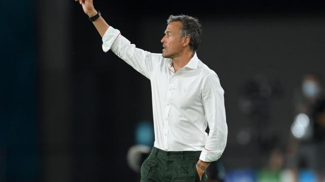 Luis Enrique da órdenes a los futbolistas de la Selección desde la banda del Estadio de la Cartuja de Sevilla