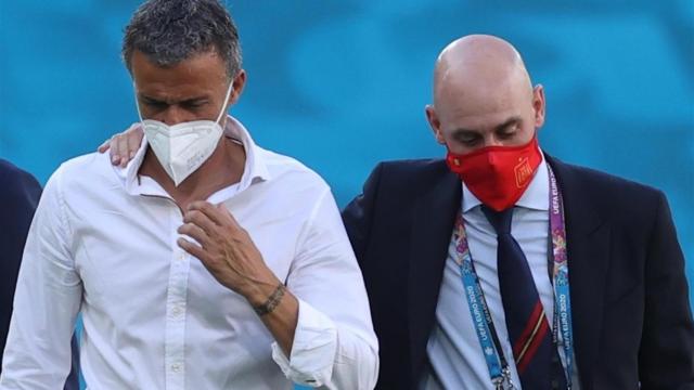 Luis Enrique y Luis Rubiales hablan antes del debut de la selección española en la Eurocopa 2020