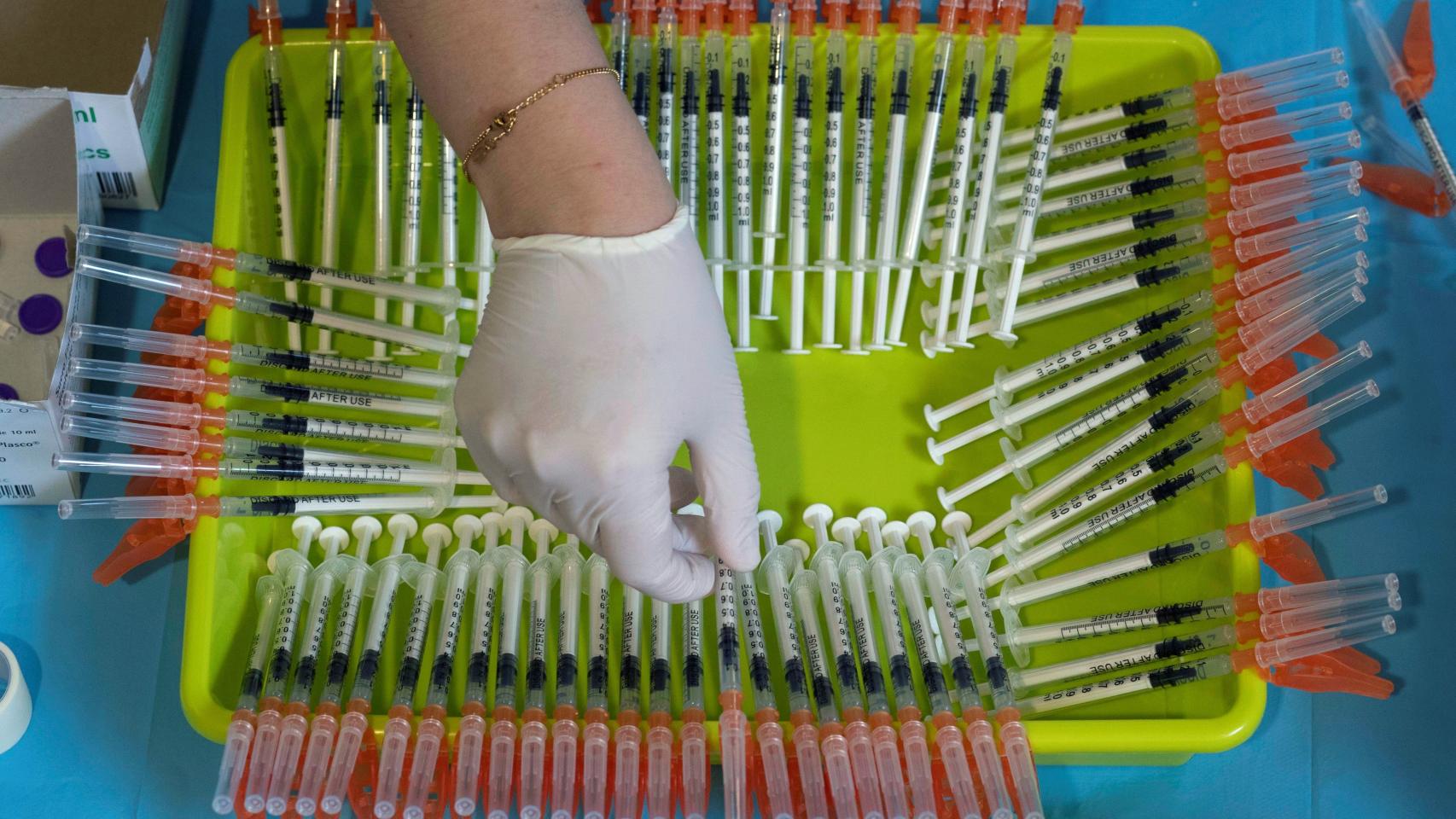 Una enfermera del Servicio Murciano de Salud prepara jeringuillas con dosis de la vacuna contra el Covid-19.