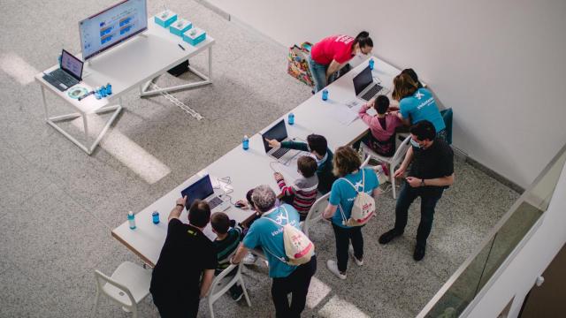 Un taller de robótica y programación realizado en el Museo de la Evolución Humana durante el ASTI Robotics Challenge.