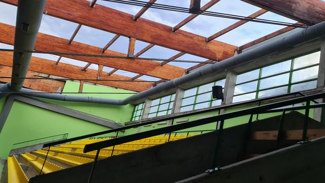Estado de la cubierta de un pabellón municipal.