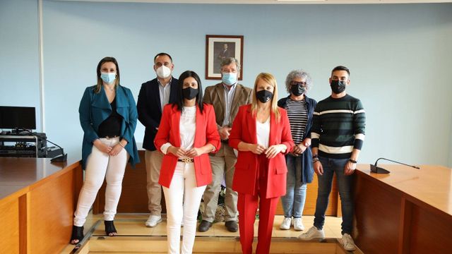 Las dos alcaldesas, Verónica Tourón y Loli Castiñeira, durante el acto de confirmación del traspaso de poderes