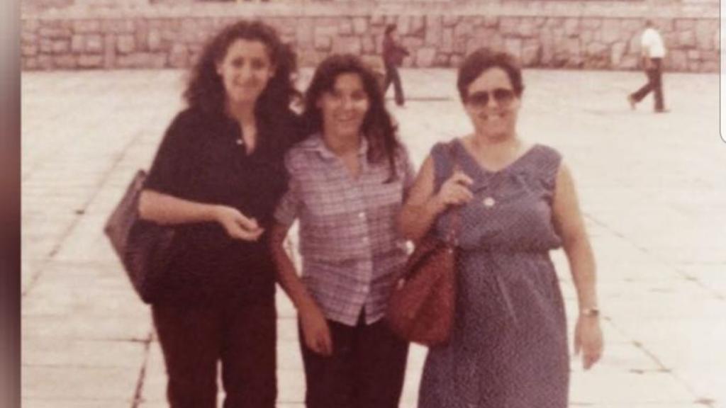 María José, a la izquierda, junto a su hermana y a su madre.