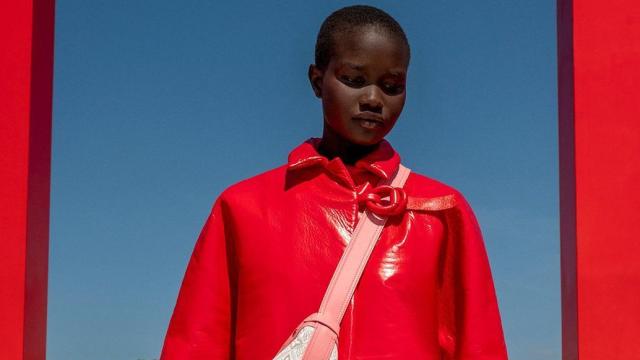 Una de las modelos desfilando con una de las propuestas.