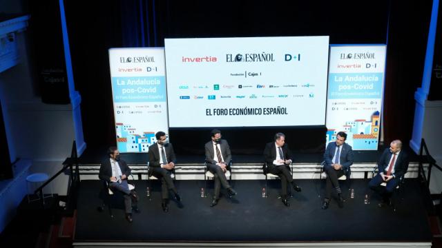Participantes en la mesa redonda: estrategias y retos para el desarrollo de las ciudades en Andalucía.