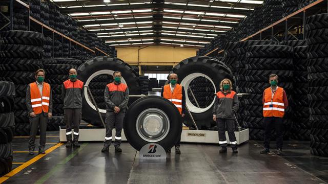 Una visita del consejero de Industria, López Marcano, a las instalaciones de Bridgestone. FOTO: José Cavia / Gobierno de Cantabria)