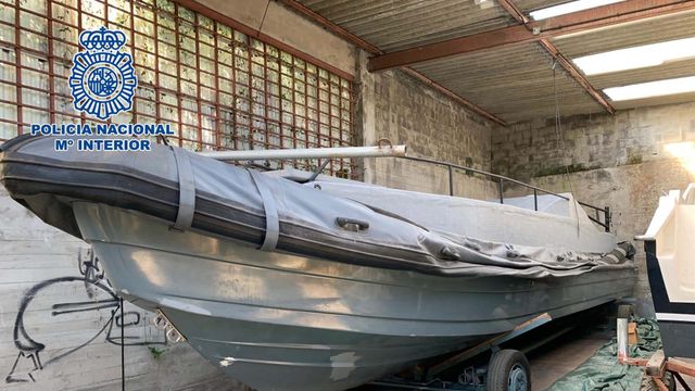 Lancha preparada para el narcotráfico interceptada en Ribeira (A Coruña).