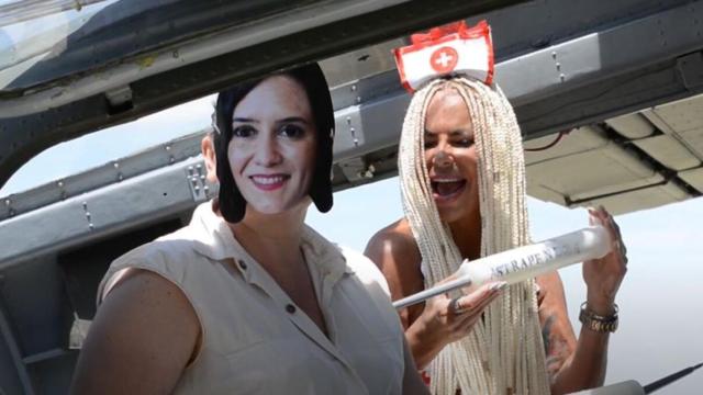Leticia Sabater 'vacunando' a Díaz Ayuso.