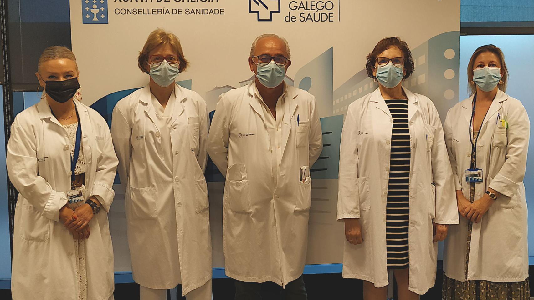La directora Asistencial, Susana Cerqueiro; la digestóloga Luisa Castro; el cirujano Enrique Moncada; la farmacéutica Pilar Ascuence; y la subdirectora de Prestación Farmacéutica, Isabel Rey