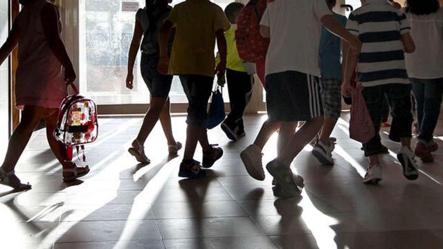 Niños entrando a  un colegio, en imagen de archivo.
