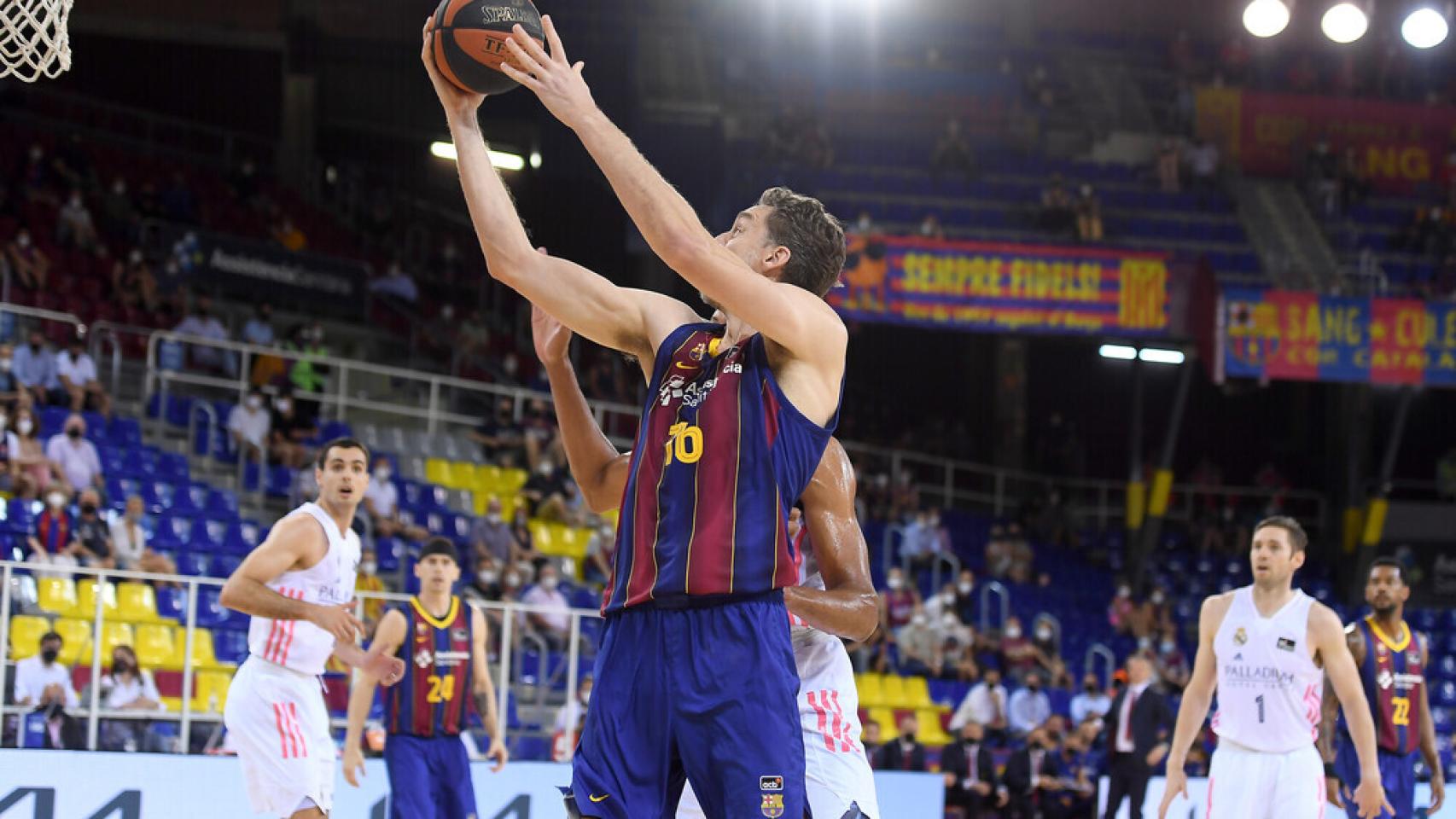 Pau Gasol anotando en el FC Barcelona - Real Madrid
