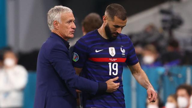 Didier Deschamps junto a Karim Benzema tras el cambio del delantero