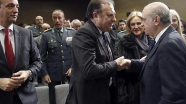 José Luis Olivera saluda a Fernández Díaz en su toma de posesión como director del CITCO, el 27 de enero de 2015./