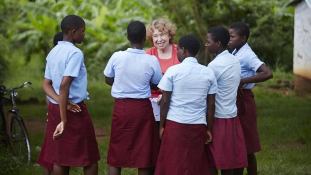 Ann Cotton, fundadora de CAMFED, habla con unas alumnas.