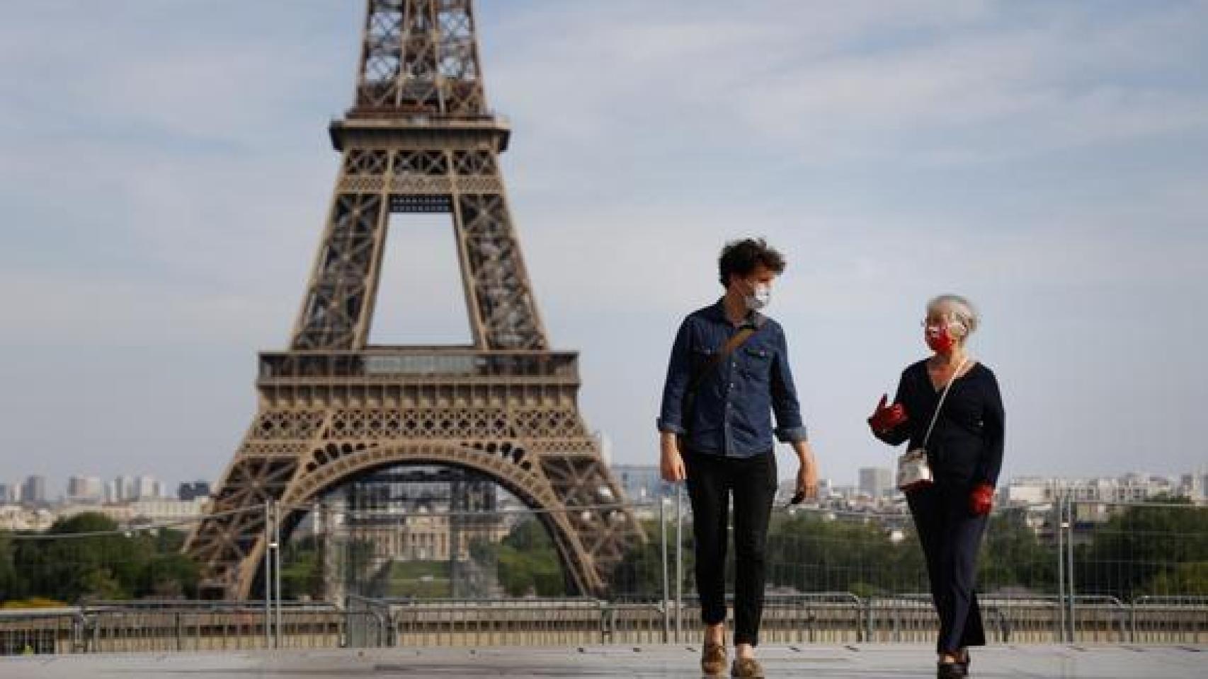 Dos personas con mascarilla en París. EP