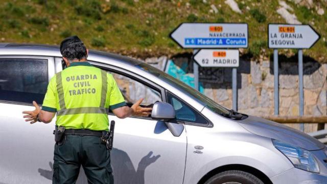 Un agente de la Guardia Civil para a un conductor.