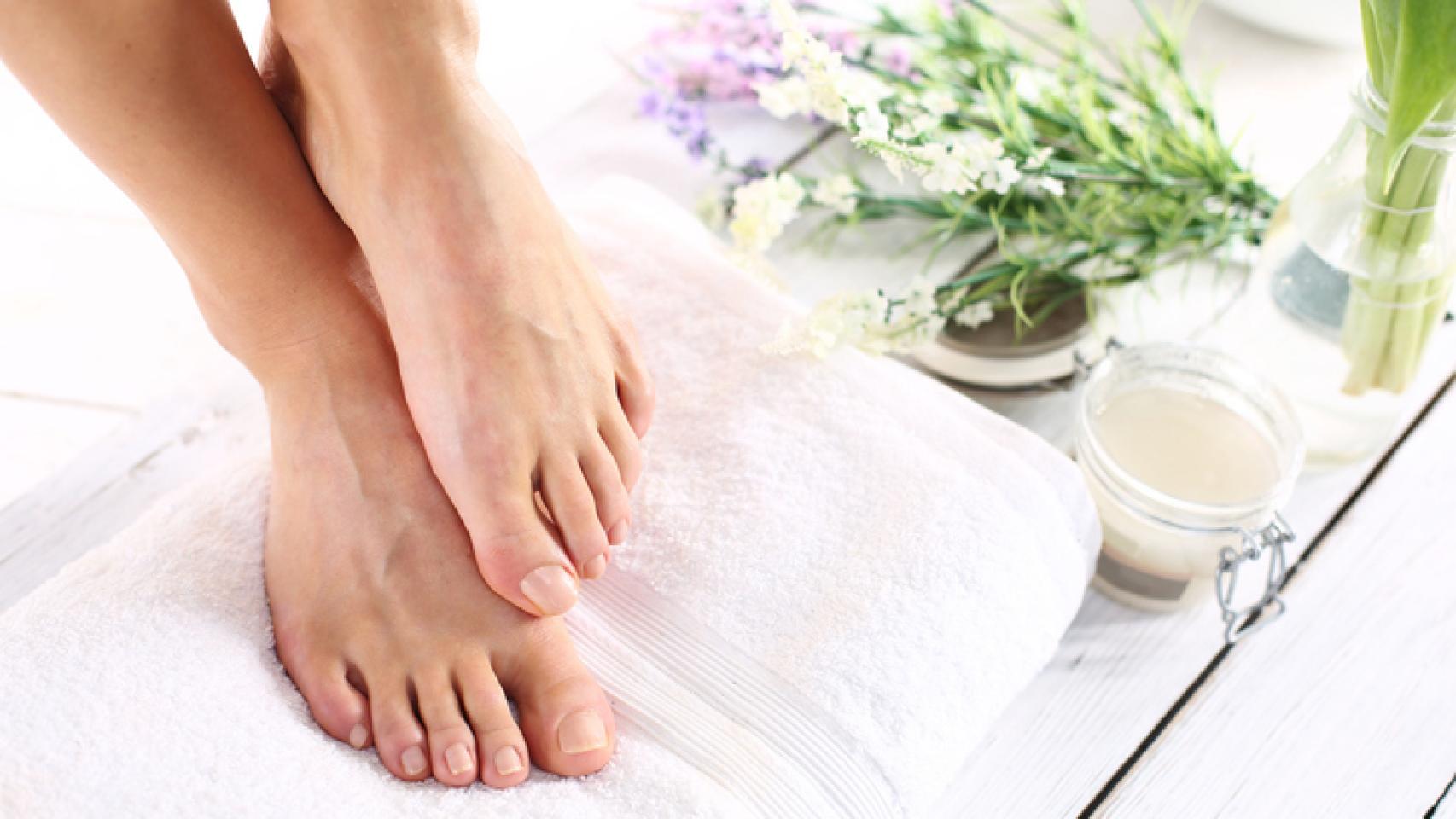 Remedios caseros para blanquear las uñas de los pies.