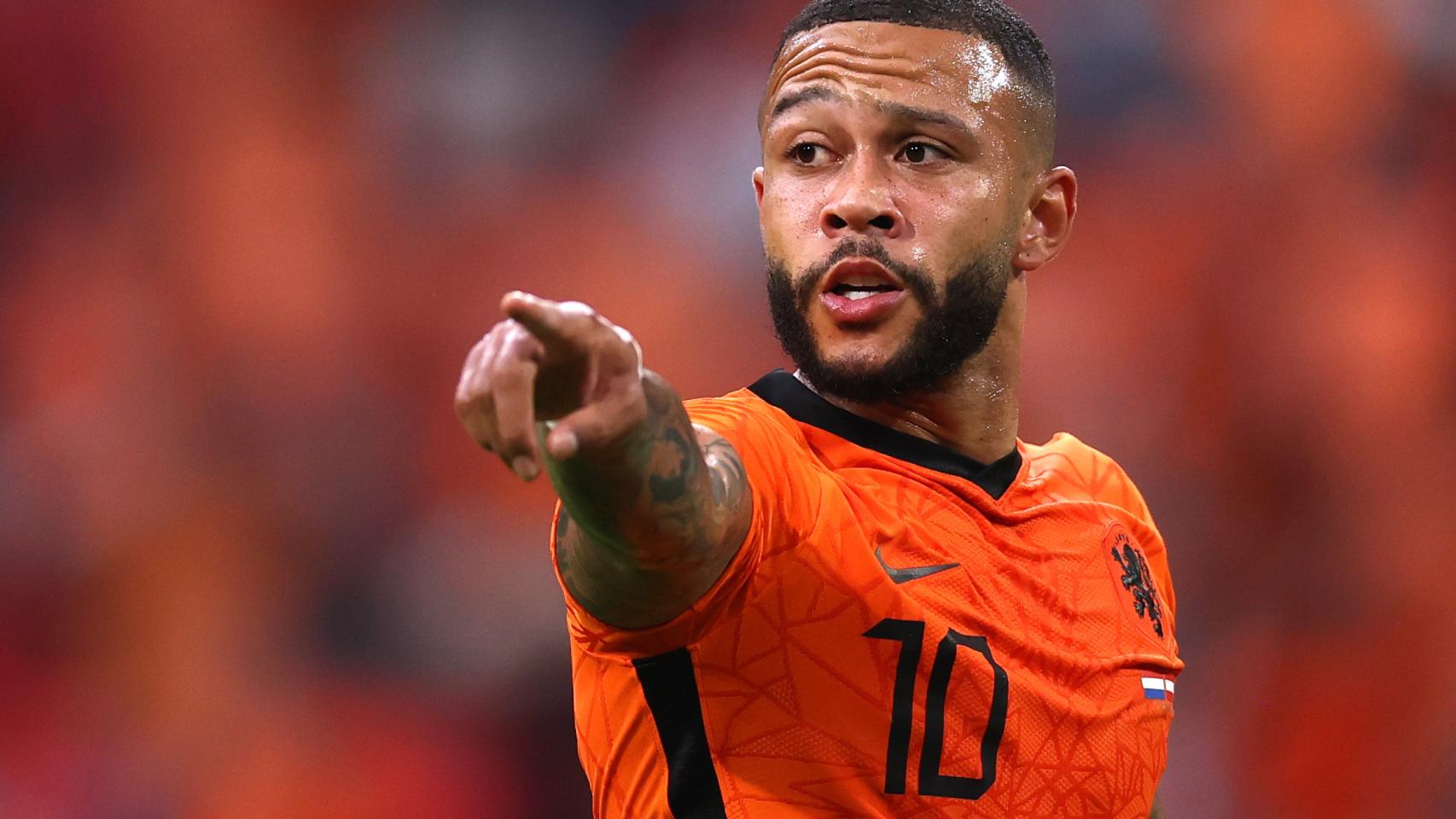 Depay dando instrucciones con la selección de Países Bajos