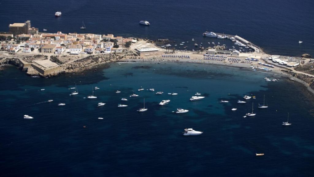 Barcos fondeados en la isla alicantina.
