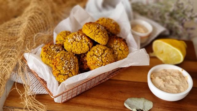 Falafel de boniato con salsa tarator, un aperitivo diferente