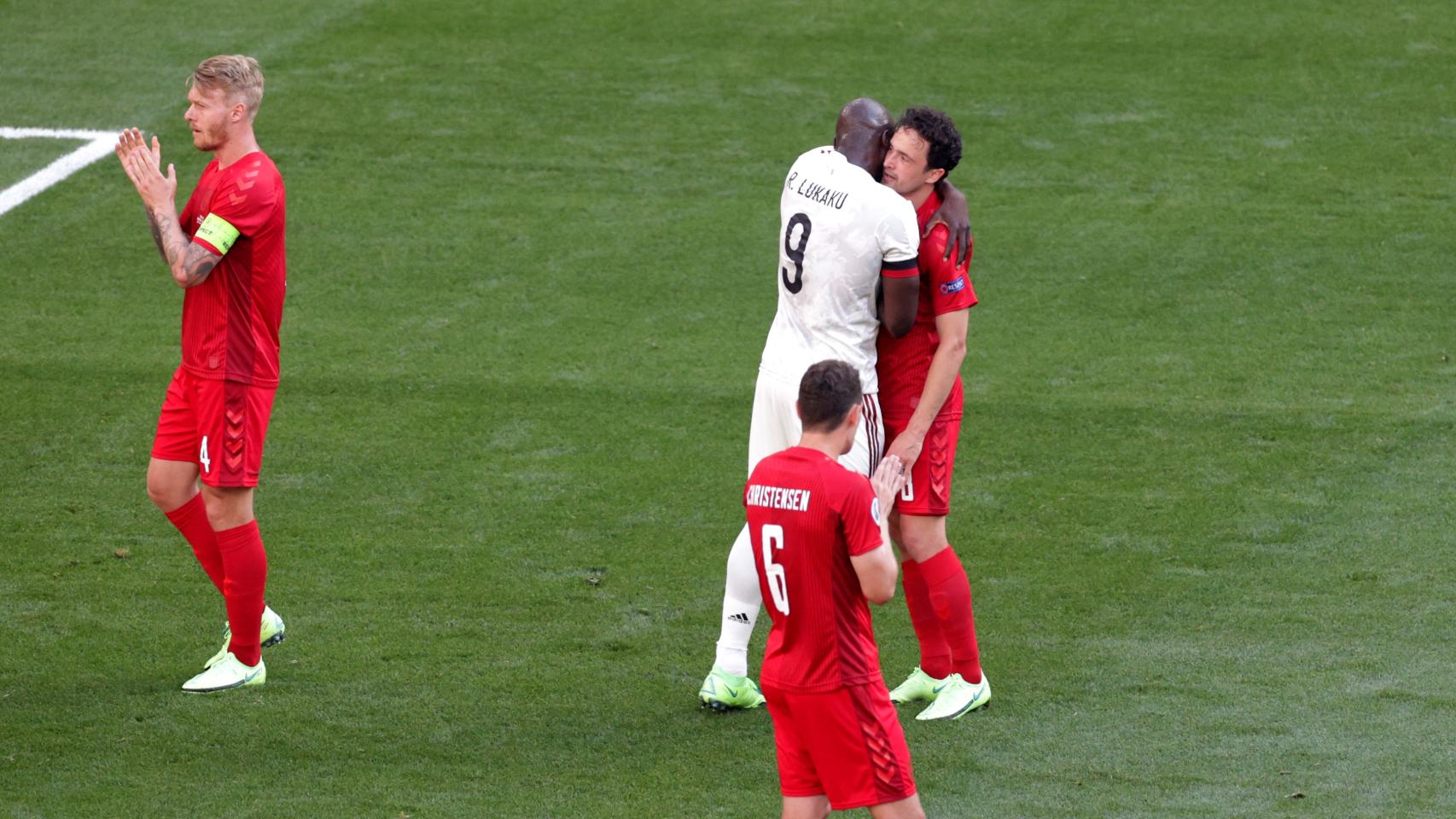 Lukaku (Bélgica) abrazando a un emocionado Delaney (Dinamarca)