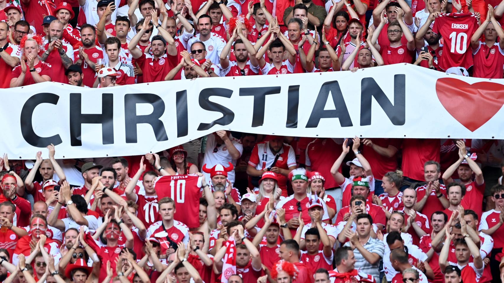 Pancarta de la afición de Dinamarca apoyando a Eriksen