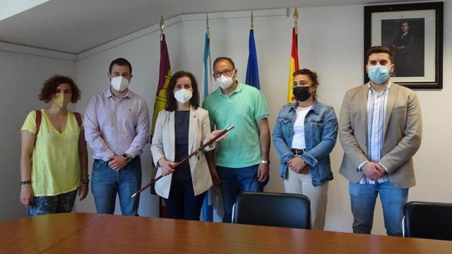 La alcaldesa de Santa Comba, María Pose, rodeada de los demás ediles del PP.