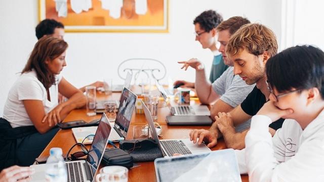 Jóvenes trabajando (Europa Press).