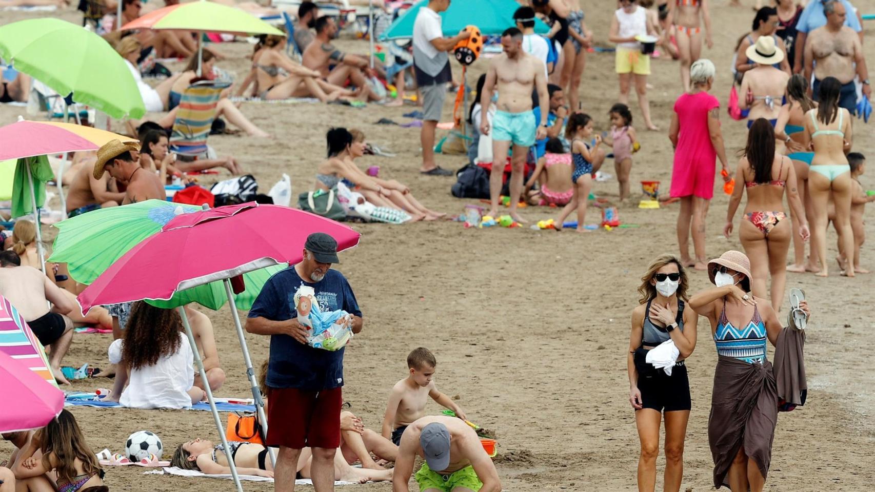 Playa de la Malvarrosa tras el fin del estado de alarma.