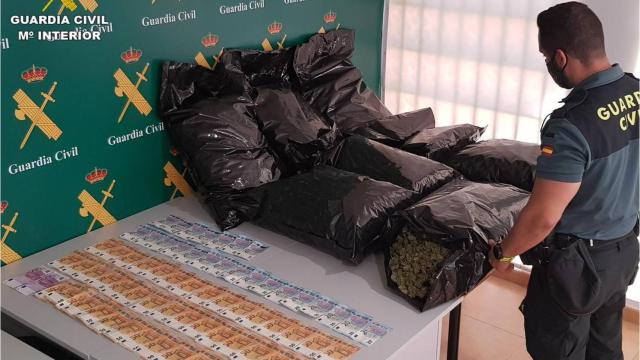 La incautación de la droga y el dinero por parte de la Guardia Civil.