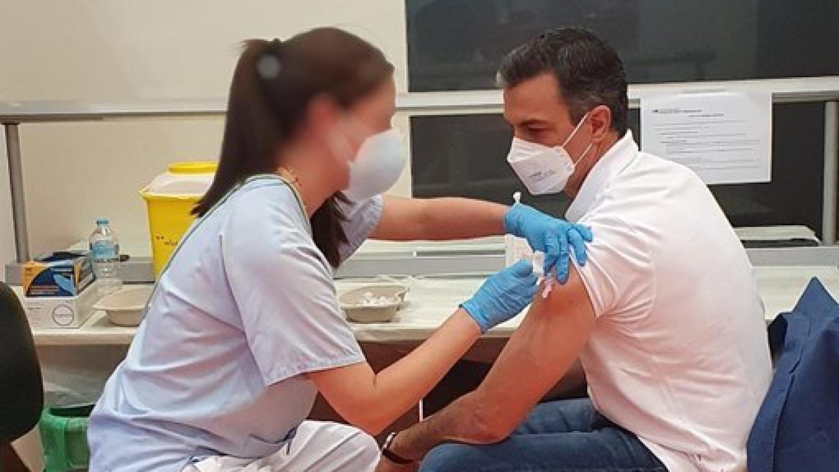 Pedro Sánchez recibe la vacuna contra el coronavirus.