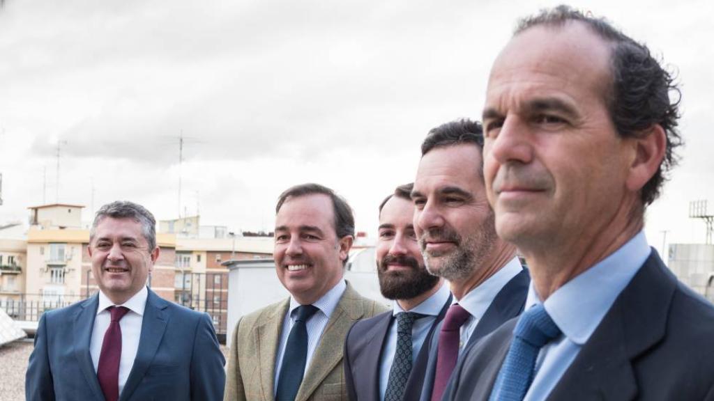 El equipo de La Muza cuando se registró la gestora, con Estanislao y Luis Urquijo en primer y segundo plano.