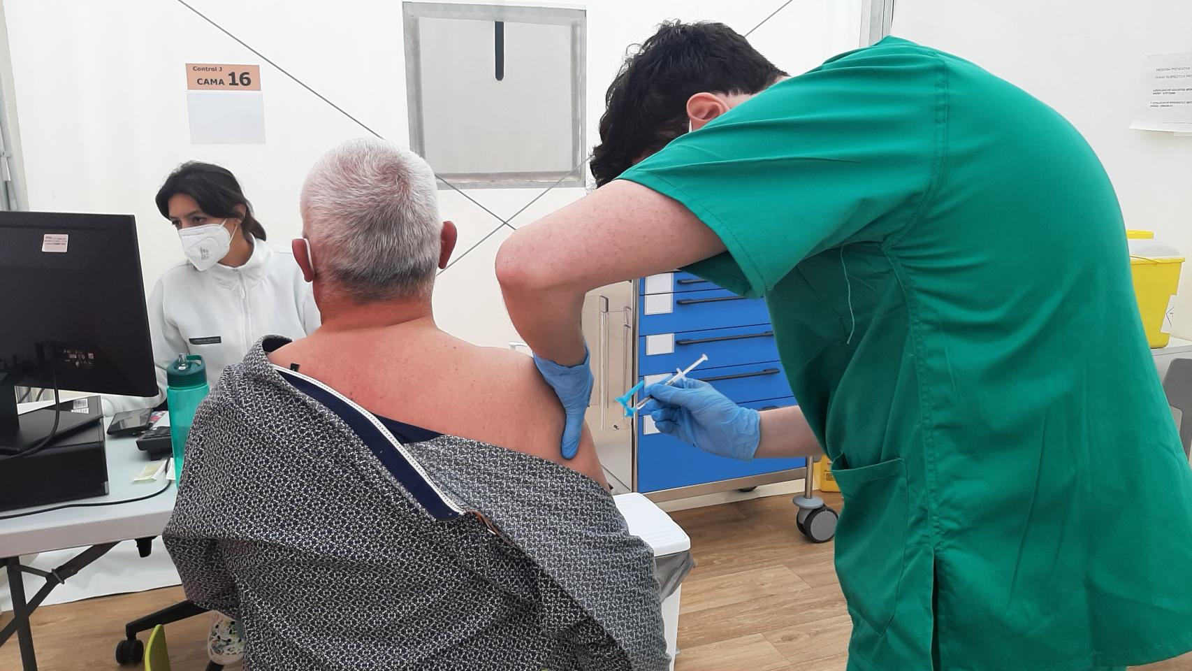 Un sanitario suministra una vacuna en la Comunidad Valenciana.