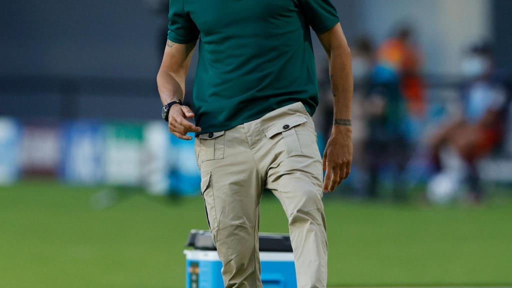 Luis Enrique controla un balón que había salido por la banda