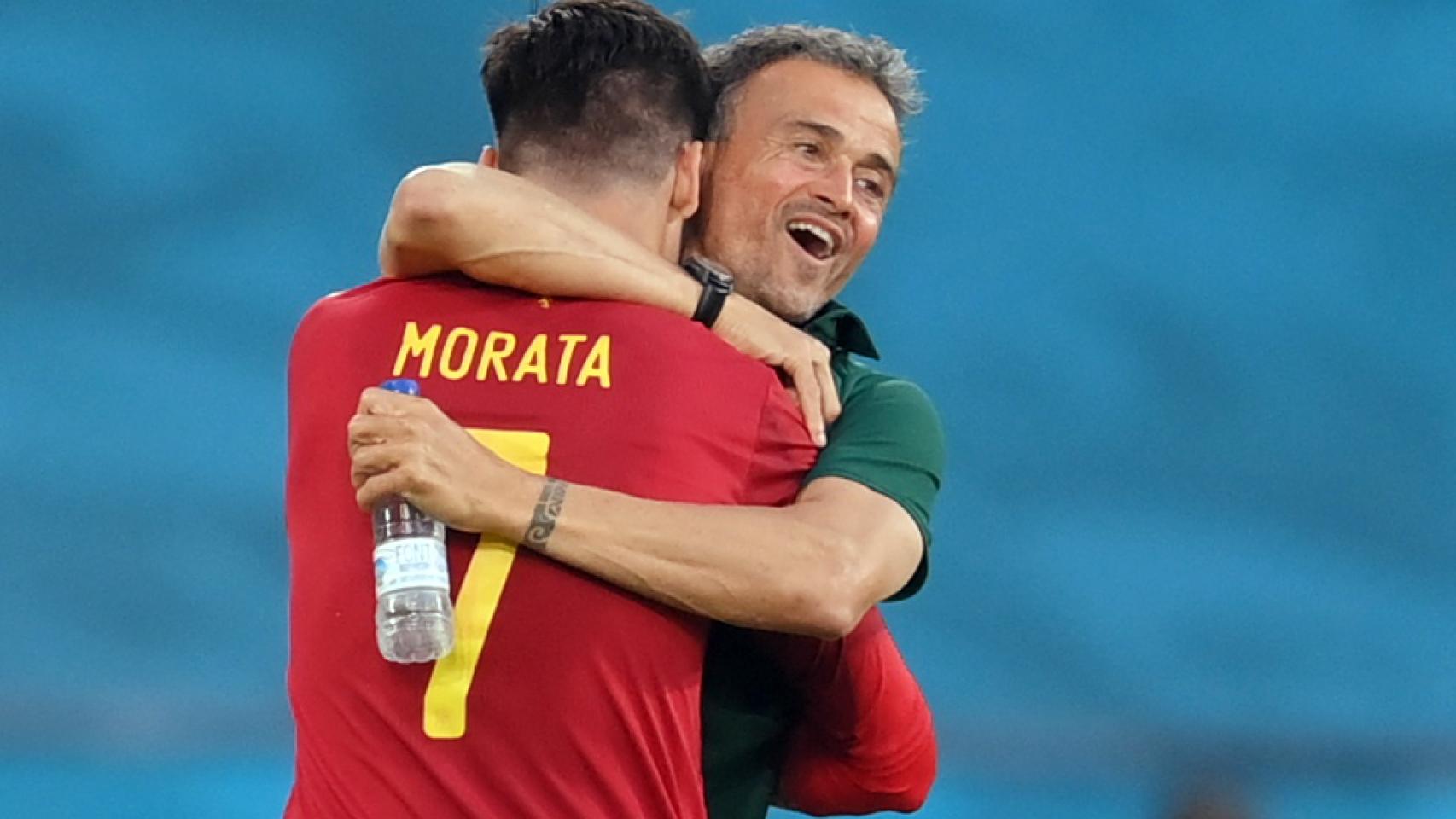 Álvaro Morata celebra con Luis Enrique su gol a Polonia