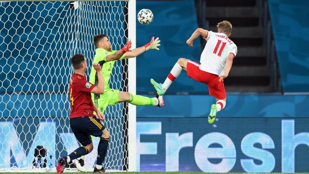 Karol Swiderski remata de cabeza frente a Unai Simón