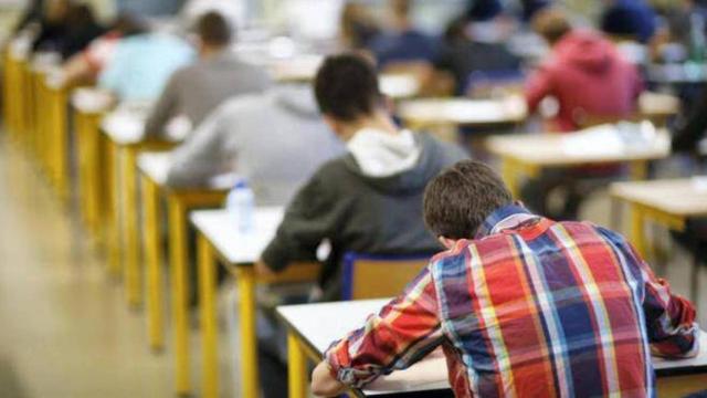 Imagen de archivo de unos opositores realizando un examen