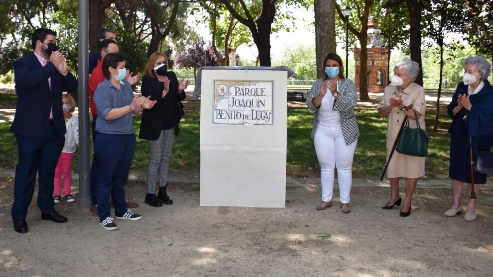 Acto de inauguración de la placa que da el nombre de Joaquín Benito de Lucas a un parque de Talavera