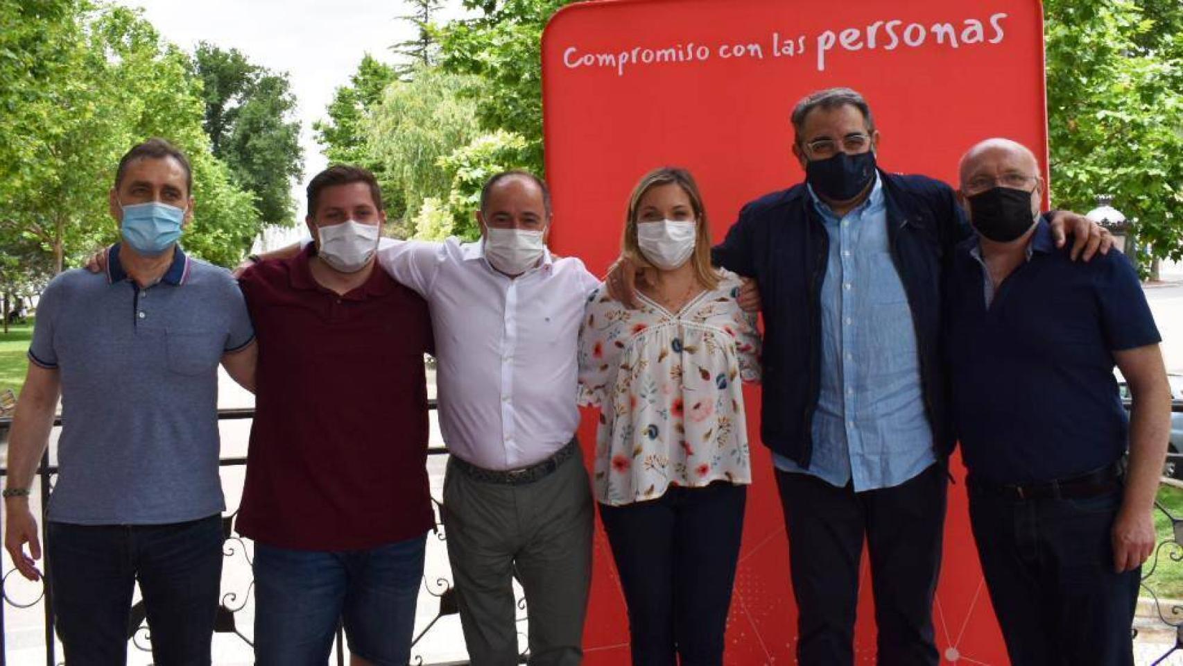 Los consejeros de Sanidad, Jesús Fernández Sanz, y Fomento, Nacho Hernando; el alcalde, Emilio Sáez; y la vicesecretaria provincial y de Igualdad, Amparo Torres, en un acto público del PSOE en Albacete