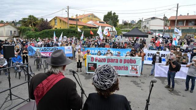 Decenas de personas  participan en una marcha cívica